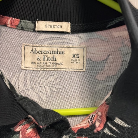 Abercrombie and Fitch. Mens Xsmall stretch floral polo - Picture 2 of 3